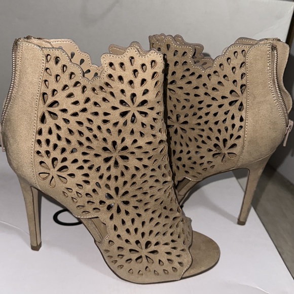 Heels - Picture 2 of 5